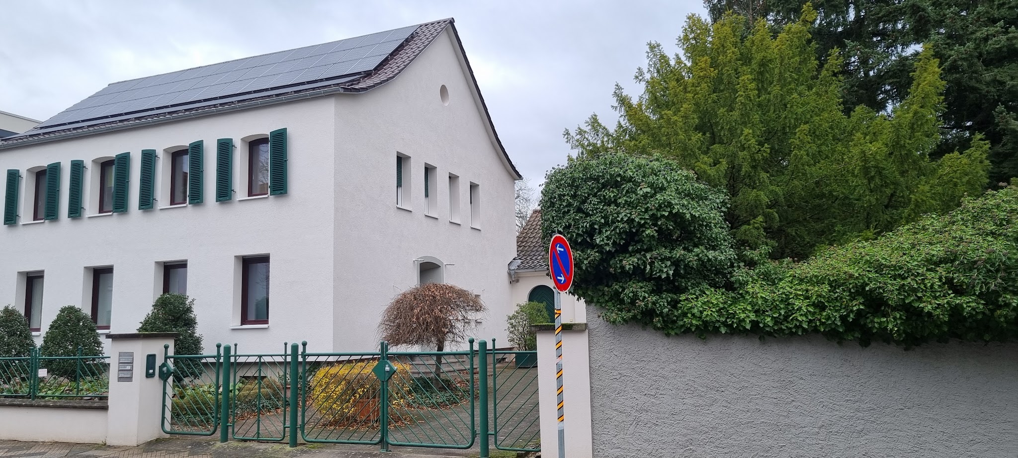Hausfassade mit Gerüst während laufender Malerarbeiten