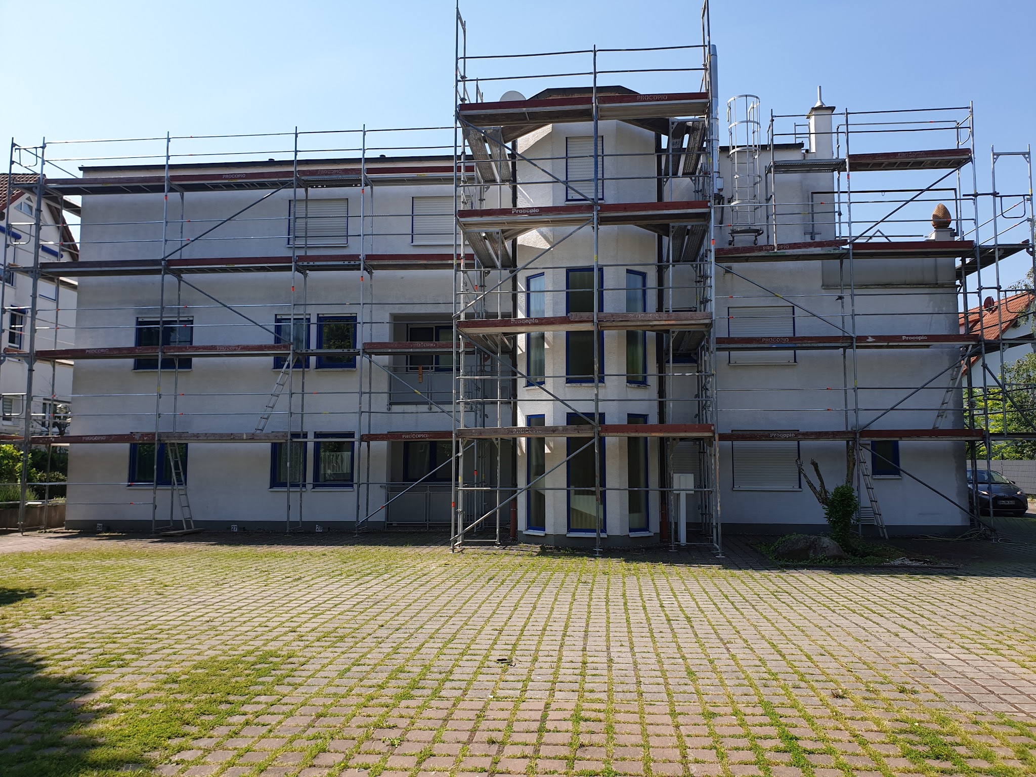 Mehrfamilienhaus mit Gerüst während der Wärmedämmverbundsystem-Arbeiten