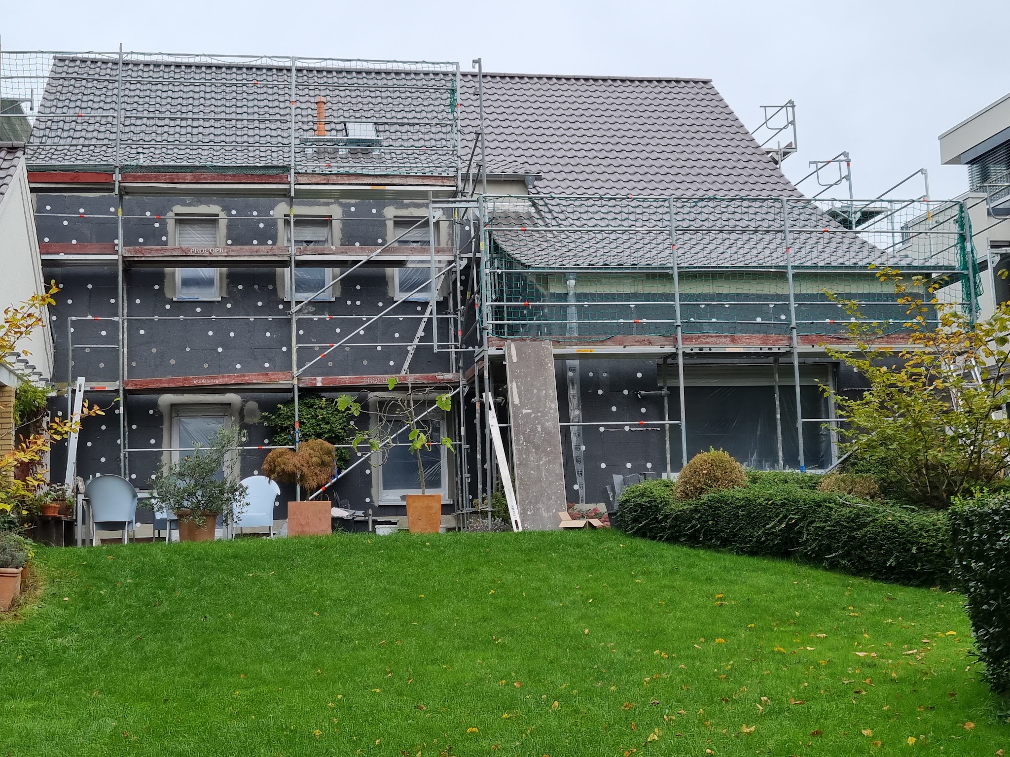 Einfamilienhaus mit frisch angebrachten Dämmplatten vor dem Finish