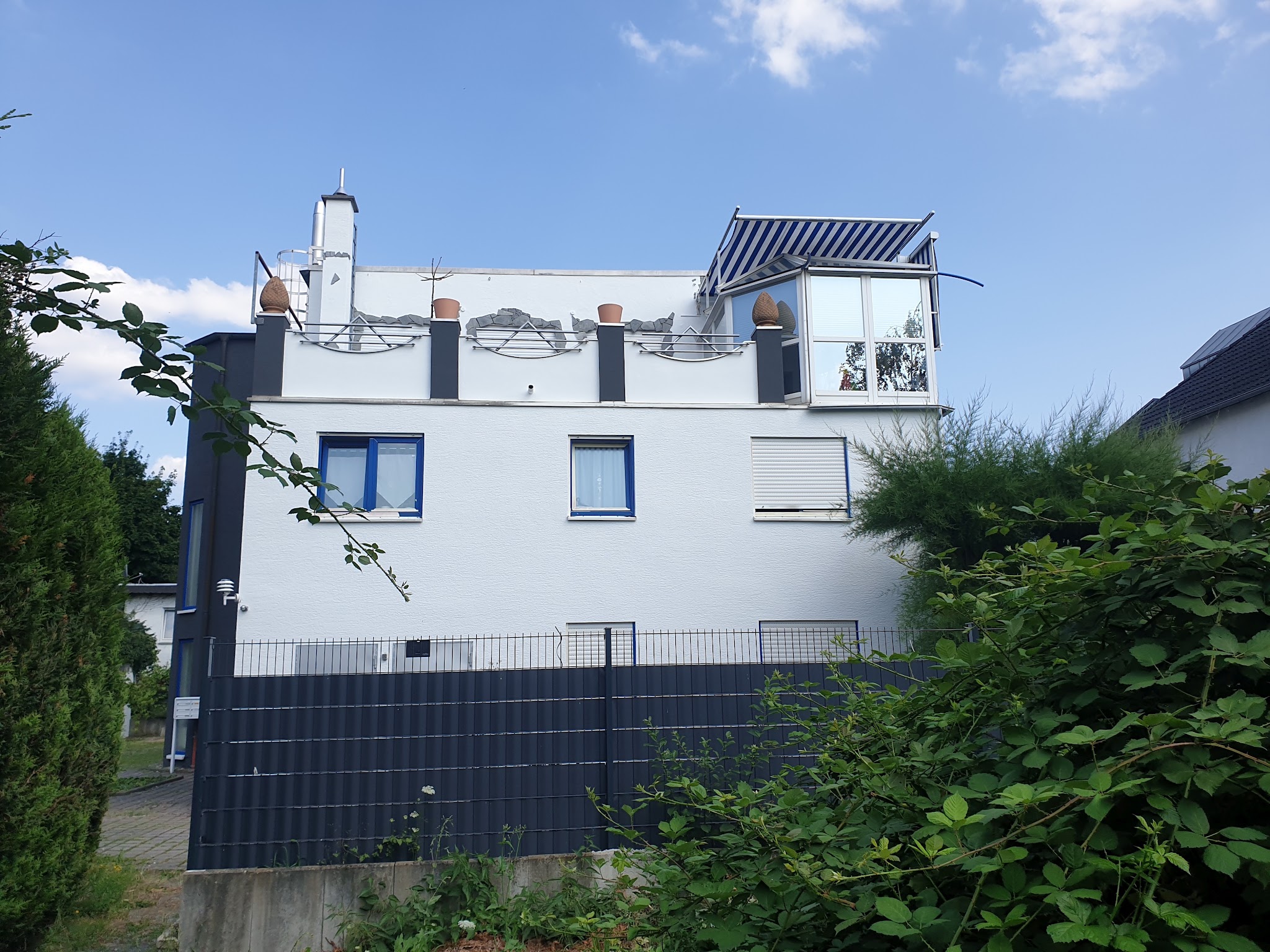 Fertig gestrichenes Wohnhaus mit blauen Fensterrahmen in Griesheim